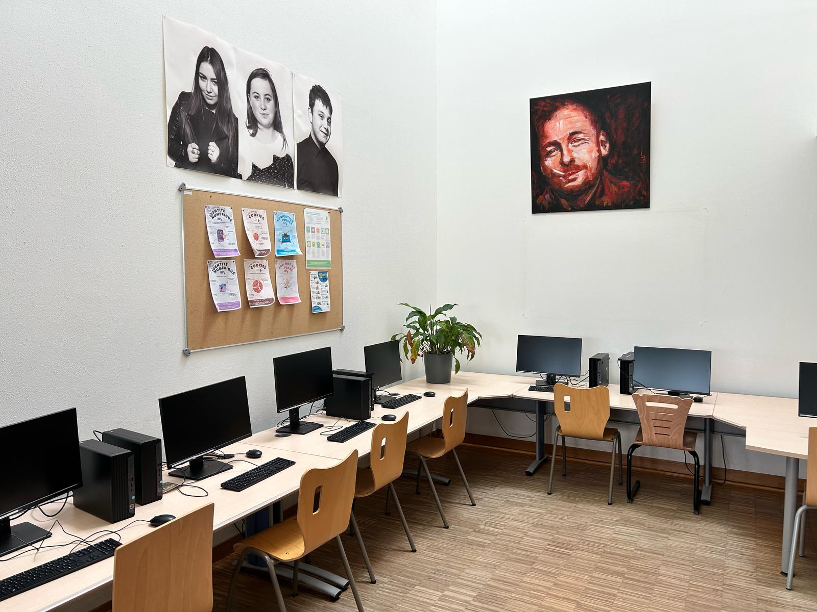 Vue du CDI - postes informatiques